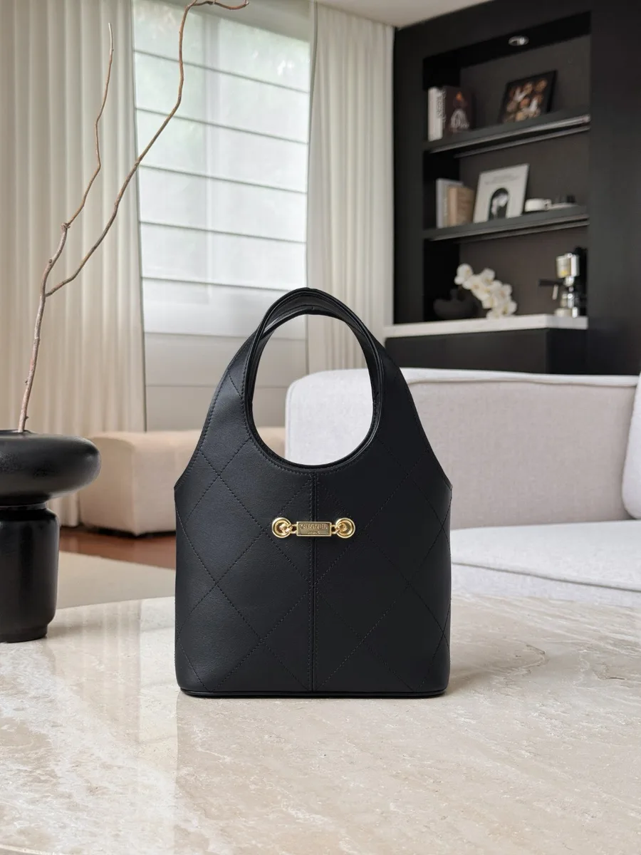 Чёрная сумка-ведро Chanel Hobo с золотистой металлической пластиной на задней панели, вид сзади