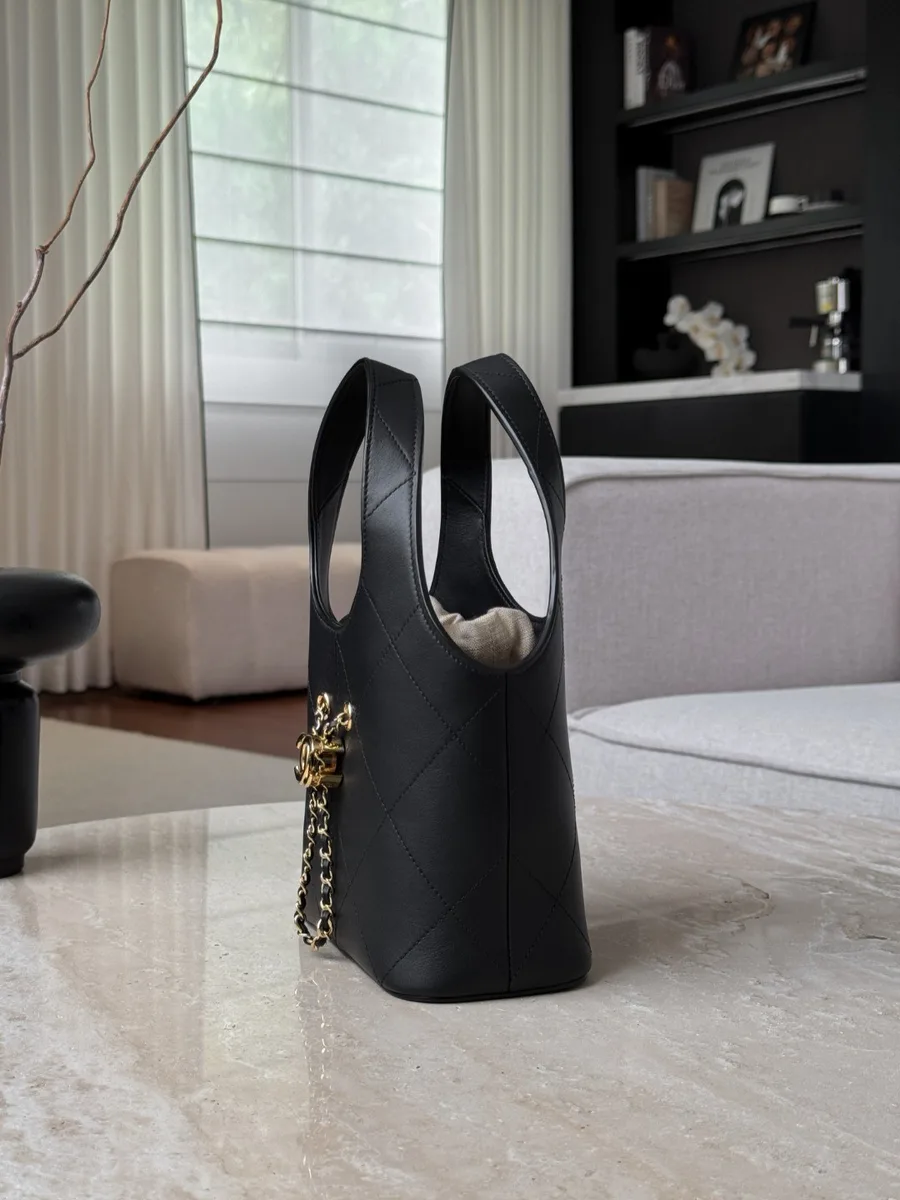 Чёрная кожаная сумка Chanel Hobo с текстильным бежевым вкладышем, вид сбоку