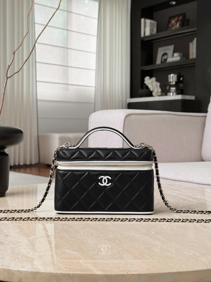 Черно-белая сумка Vanity Case, вид спереди на фоне интерьера