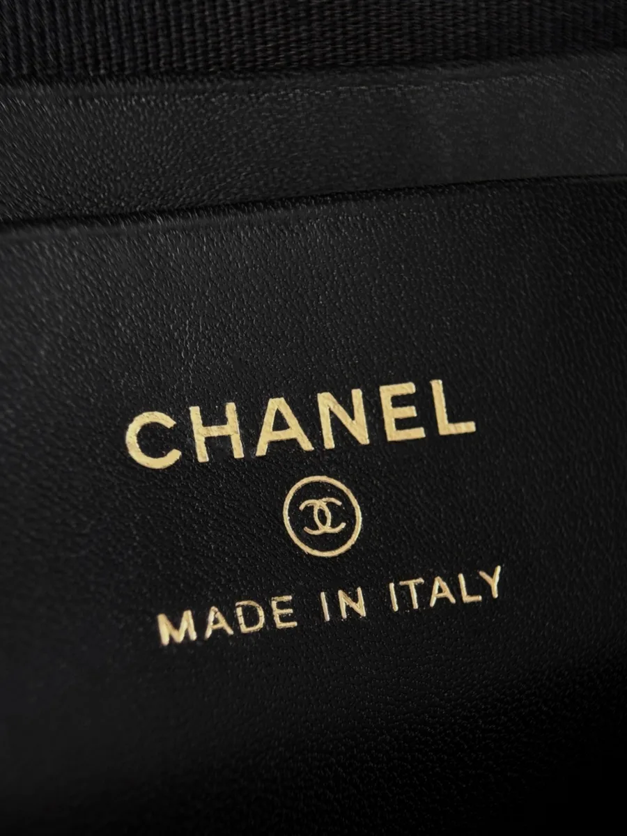 Золотистое тиснение Chanel Made in Italy внутри сумки