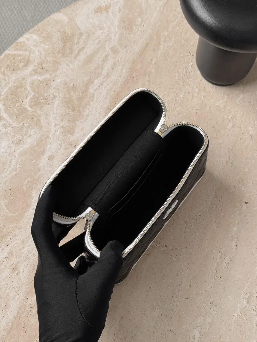Открытое внутреннее отделение сумки Vanity Case