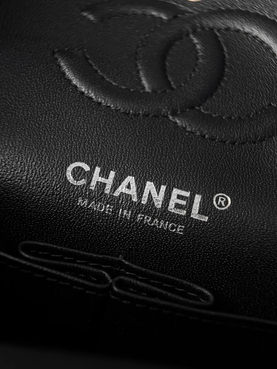 Крупный план серебристого тиснения Chanel Made in France внутри сумки