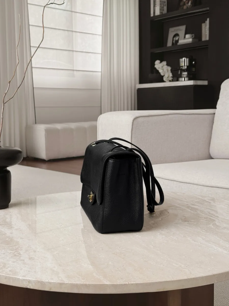 Чёрная кожаная сумка на плечо Chanel, вид сбоку
