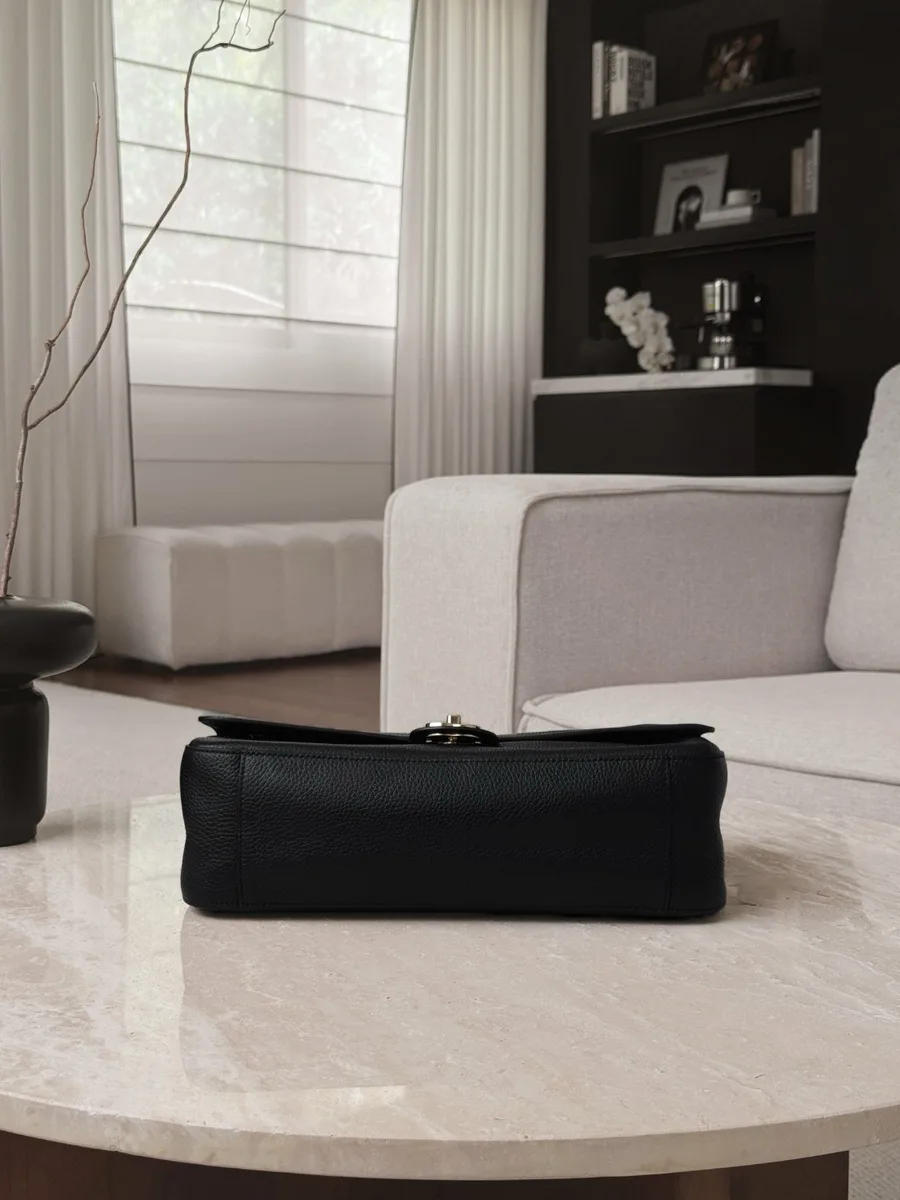 Чёрная кожаная сумка на плечо Chanel, вид снизу