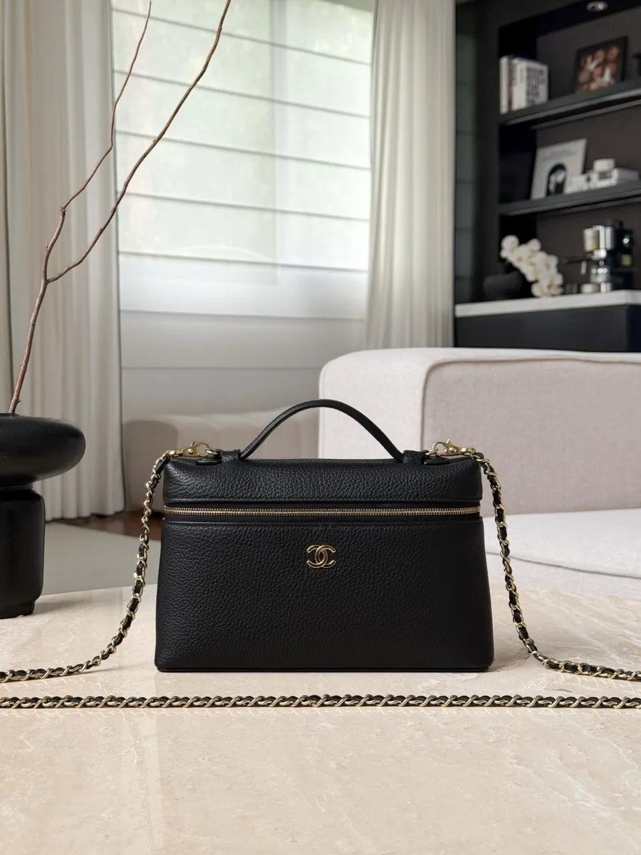 Чёрная сумка Vanity Case из зернистой кожи, вид спереди