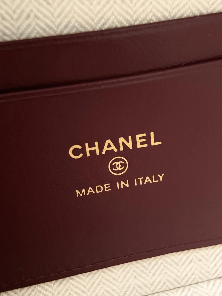 Внутренний карман из бордовой кожи с золотистым тиснением Chanel Made in Italy
