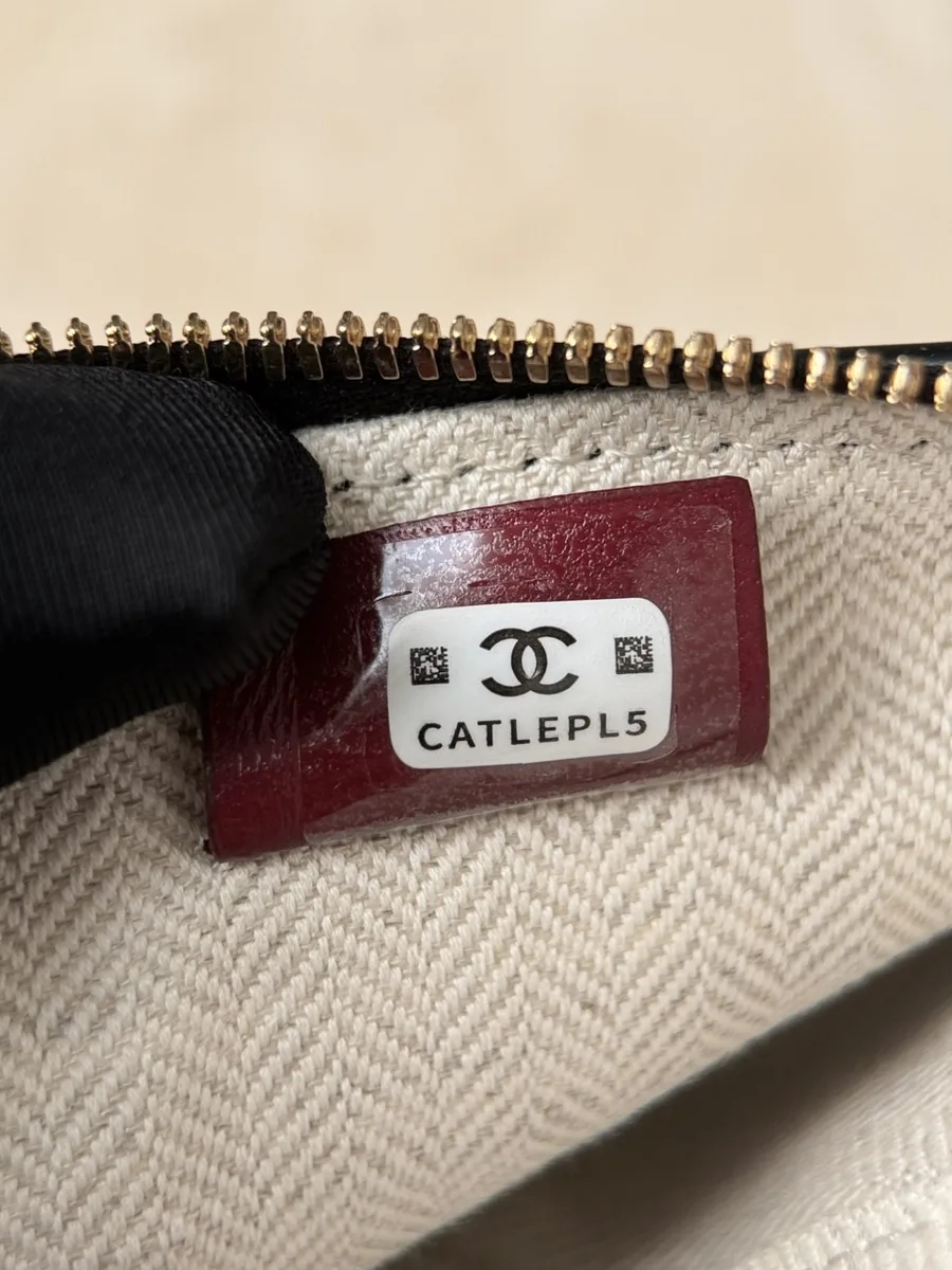 Голограмма с серийным номером CATLEPL5 на внутреннем кожаном ярлыке