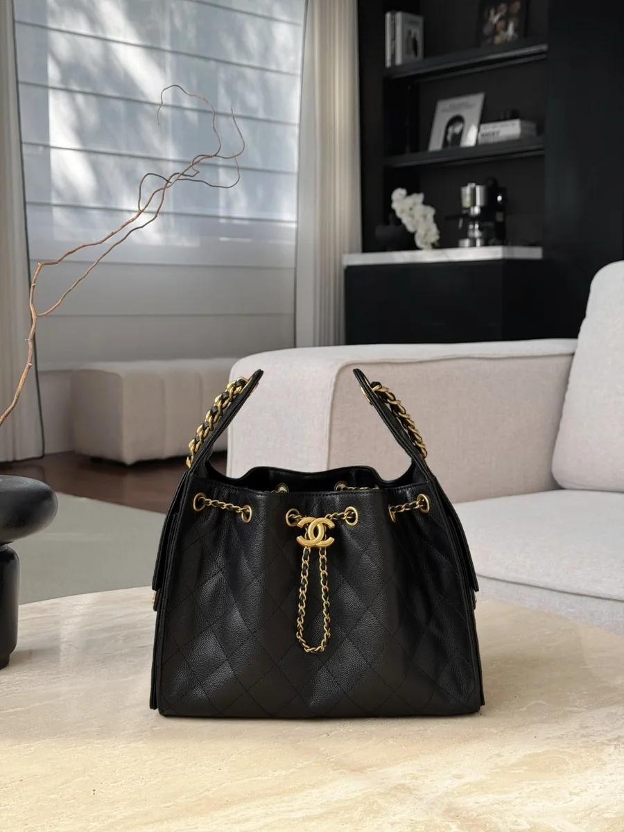 Черная стеганая сумка-хобо Chanel Hobo с золотистой фурнитурой, вид спереди