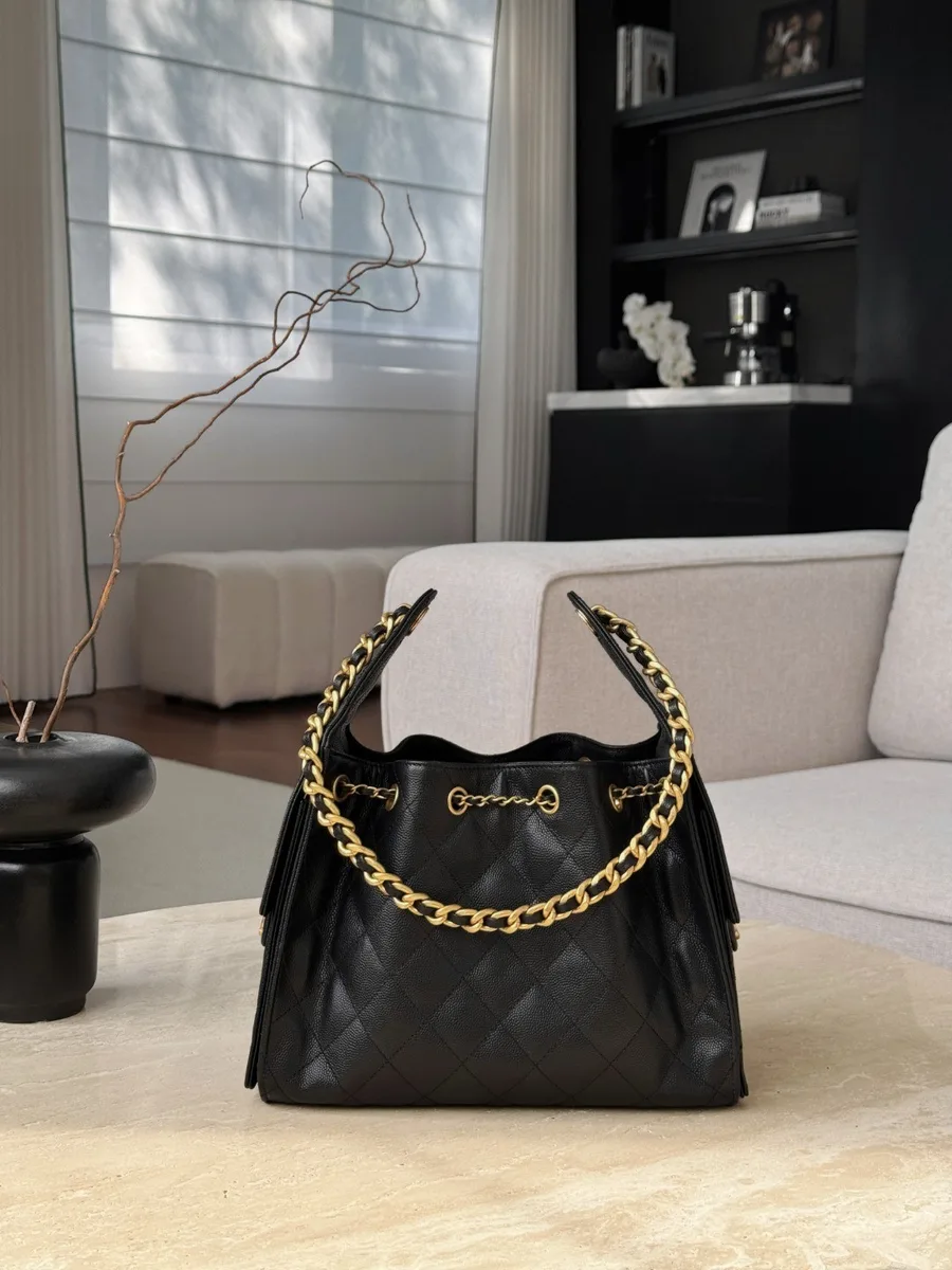 Черная кожаная сумка-хобо Chanel Hobo с цепочкой на плечо, вид спереди