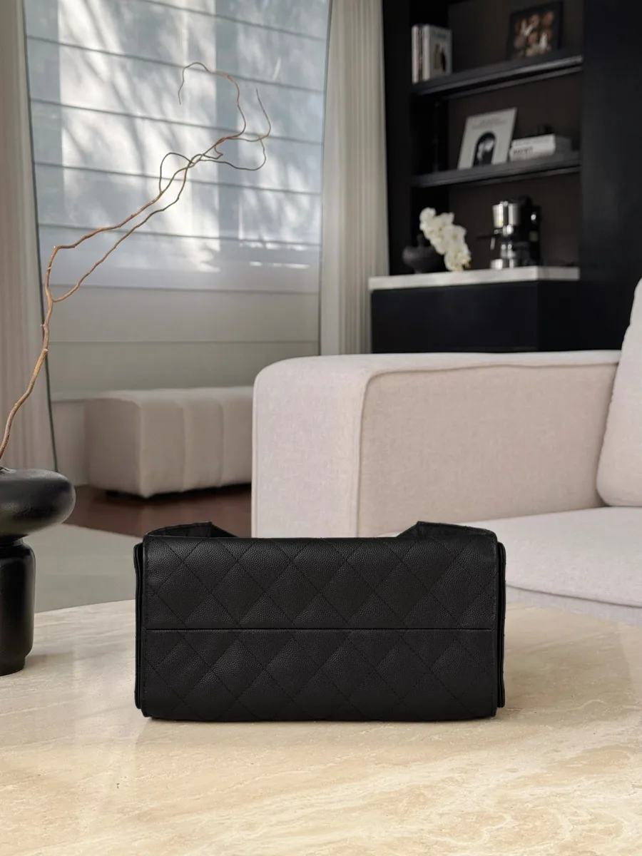 Стеганое дно черной кожаной сумки Chanel Hobo