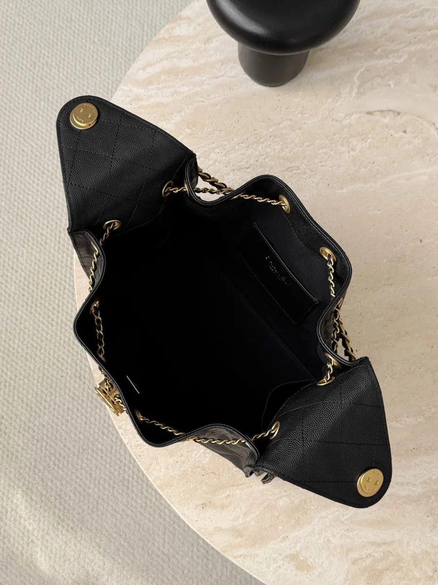 Вид сверху на открытое внутреннее отделение черной сумки Chanel Hobo