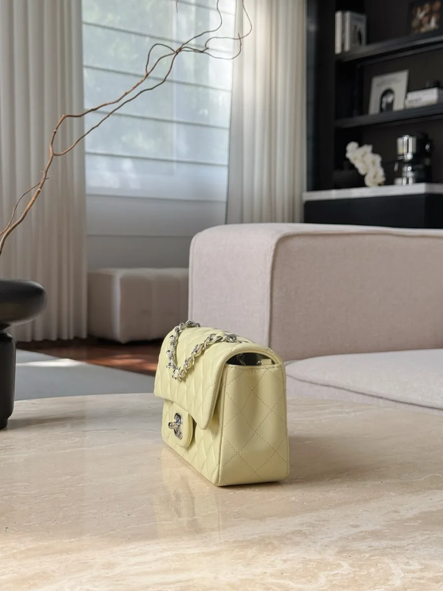 Боковая сторона светло-жёлтой кожаной сумки Chanel Classic Flap