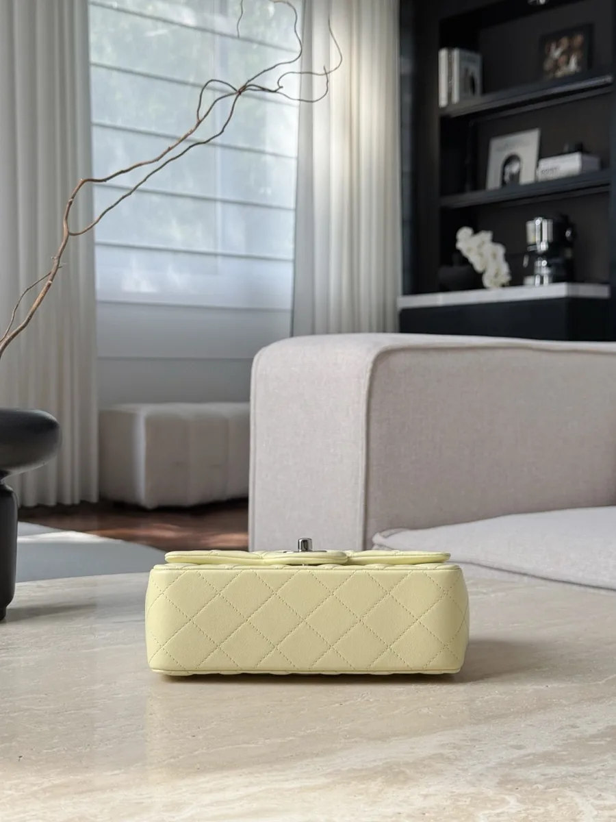 Нижняя часть светло-жёлтой стёганой сумки Chanel Classic Flap