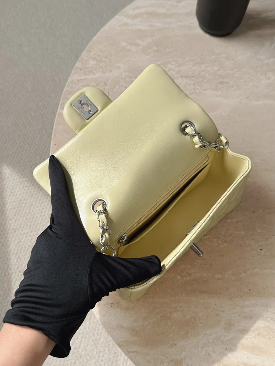 Открытая светло-жёлтая сумка Chanel Classic Flap, вид на внутреннее отделение