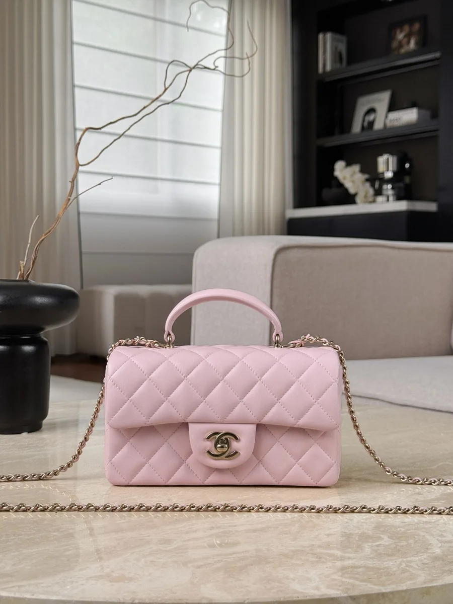 Розовая стеганая сумка Chanel Mini Handle с верхней ручкой и золотистым замком CC, вид спереди