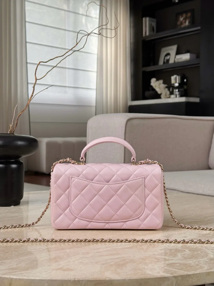 Розовая стеганая сумка Chanel Mini Handle, вид сзади с накладным карманом