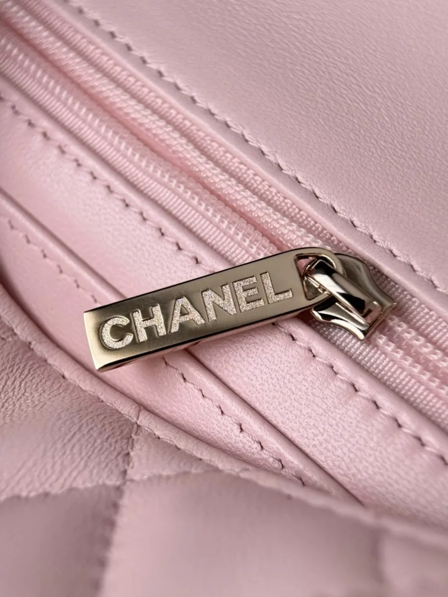 Крупный план золотистого пуллера молнии с надписью Chanel