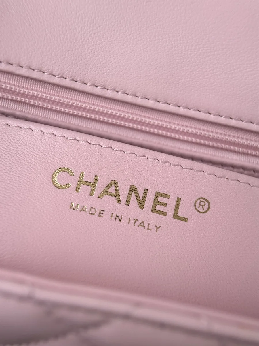 Золотистое тиснение Chanel Made in Italy на розовой кожаной подкладке