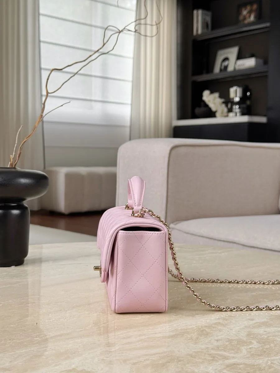 Розовая стеганая сумка Chanel Mini Handle, вид сбоку