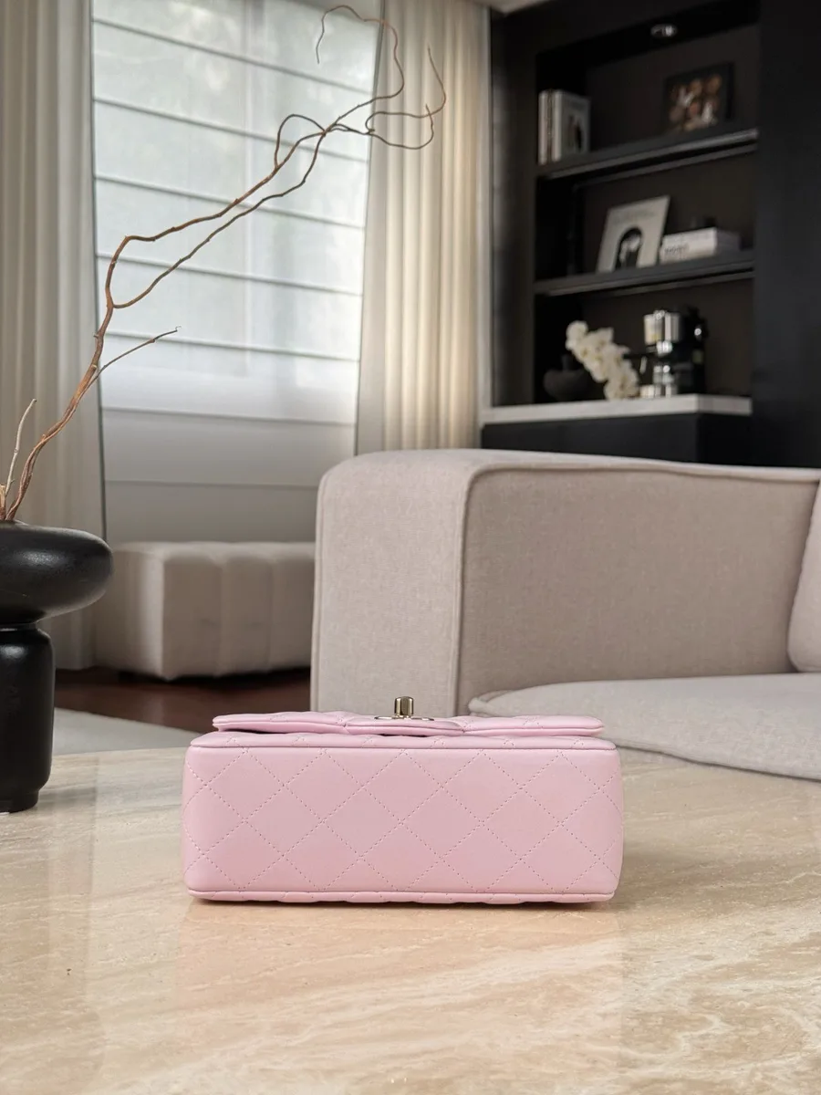 Розовая стеганая сумка Chanel Mini Handle, вид снизу