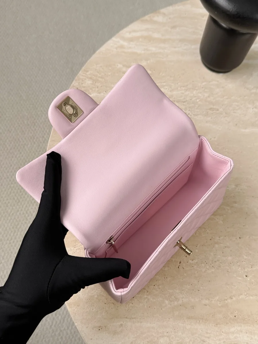 Розовая стеганая сумка Chanel Mini Handle с открытым клапаном, вид сверху на внутреннее отделение
