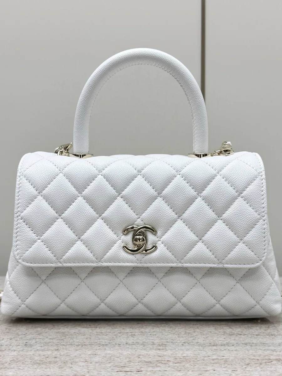 Сумка Chanel Coco Handle из белой зернистой кожи, вид спереди