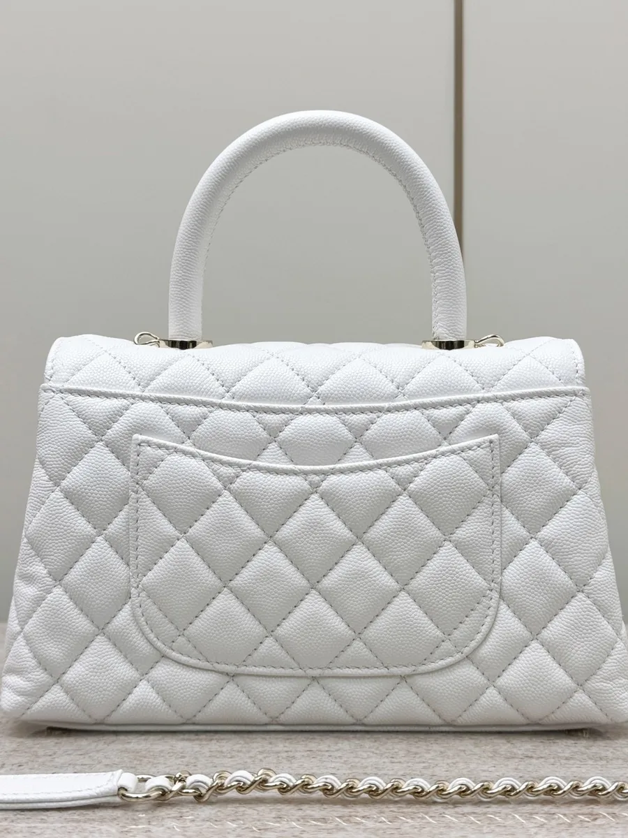 Сумка Chanel Coco Handle из белой зернистой кожи, вид сзади с карманом