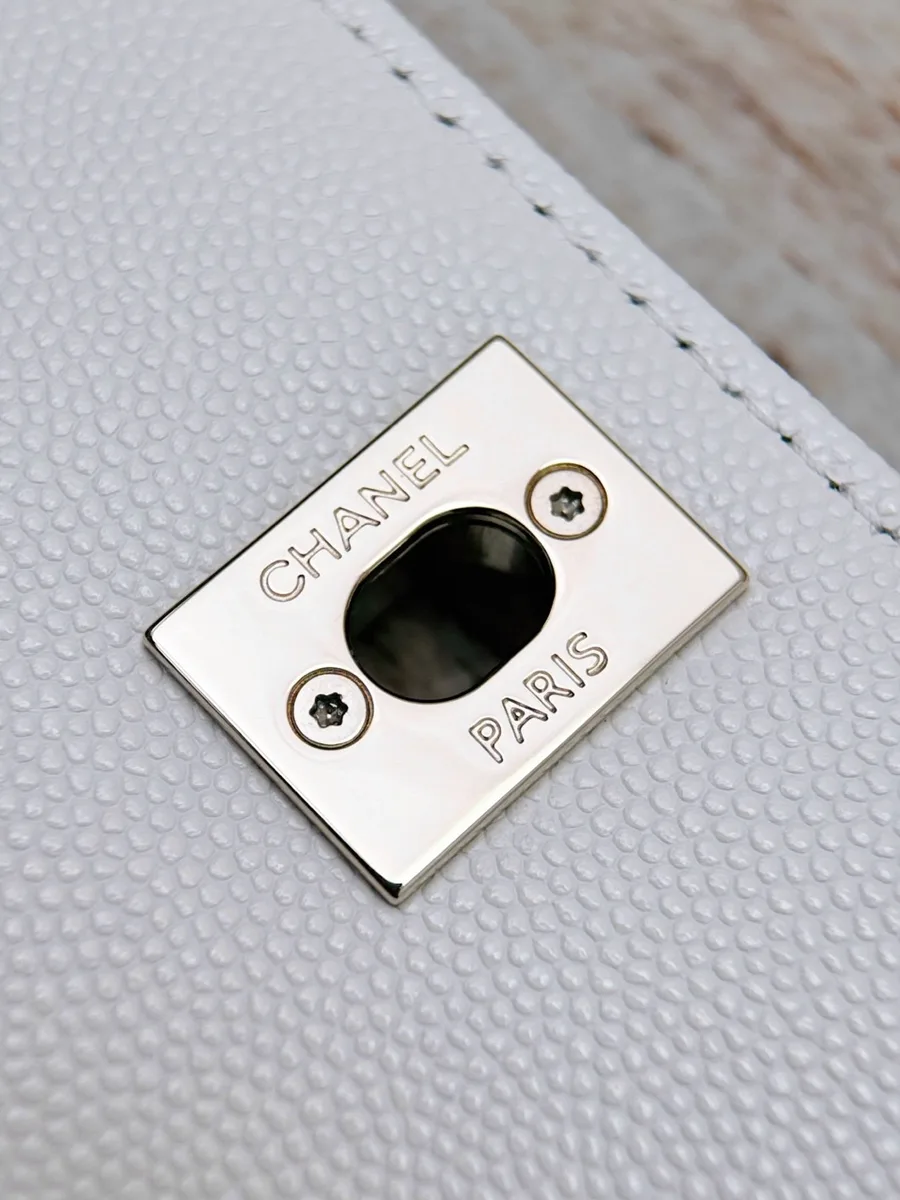 Крупный план внутренней металлической пластины с гравировкой Chanel Paris