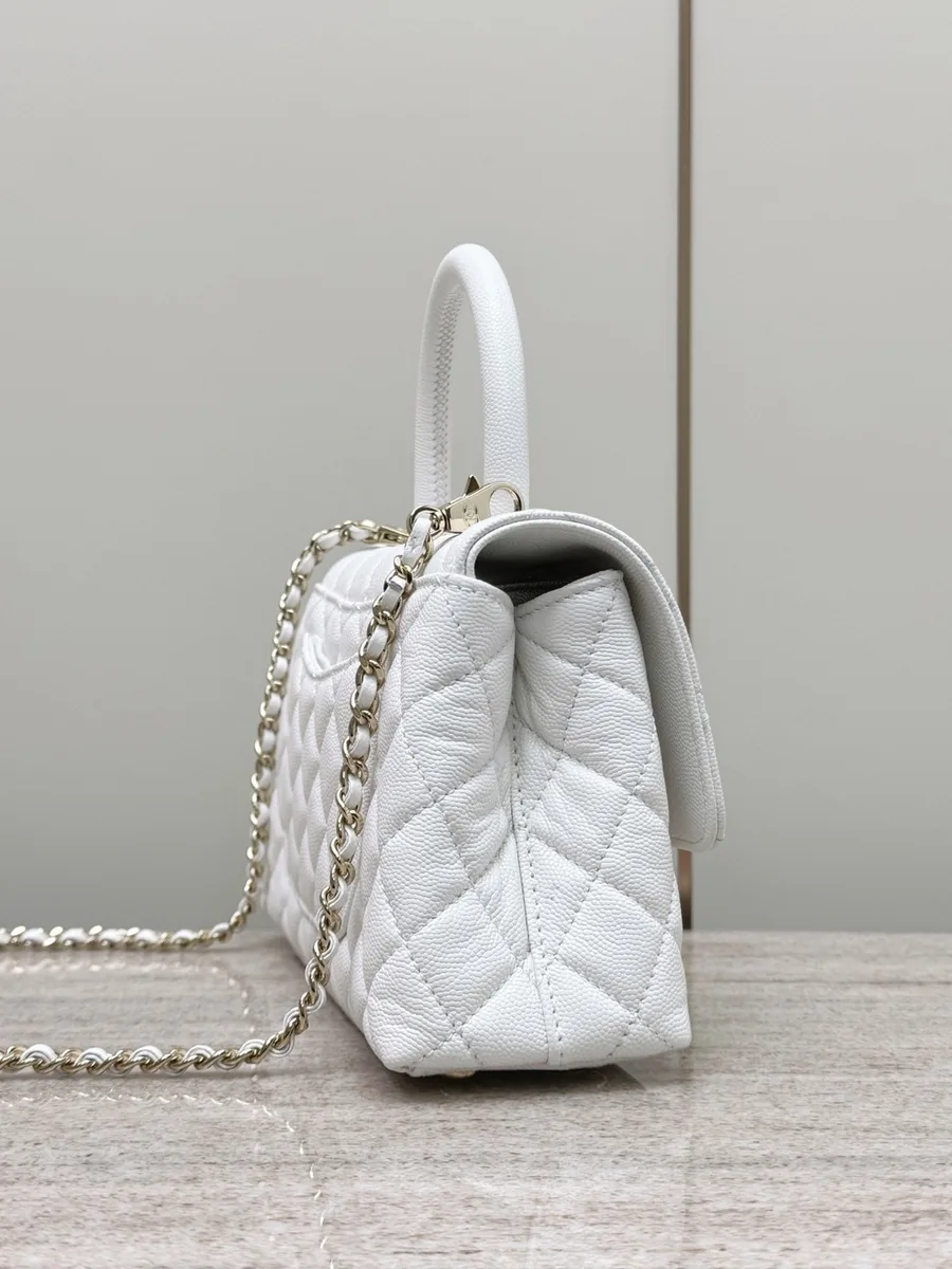 Сумка Chanel Coco Handle из белой зернистой кожи, вид сбоку с плечевым ремнем