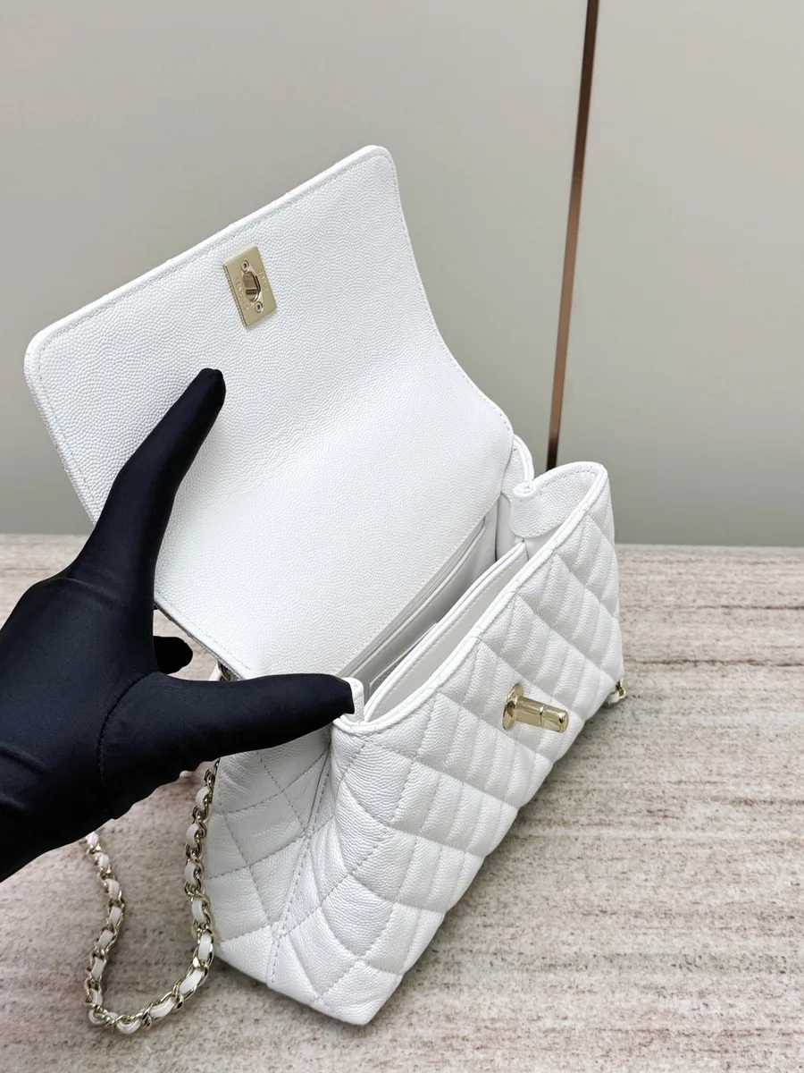 Сумка Chanel Coco Handle из белой зернистой кожи с открытым клапаном