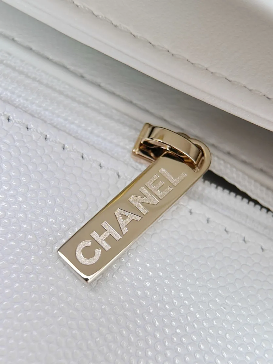 Крупный план внутренней молнии с брендированным золотистым пуллером Chanel