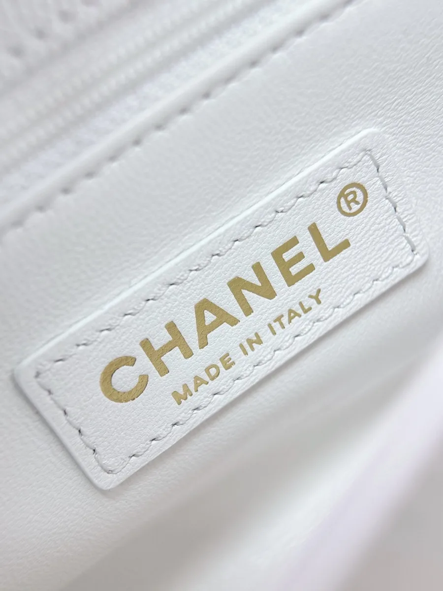 Крупный план кожаной нашивки с золотистым тиснением Chanel Made in Italy