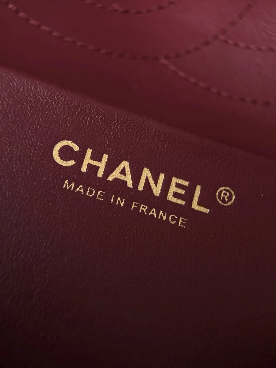 Золотистое тиснение Chanel Made in France на внутренней стороне