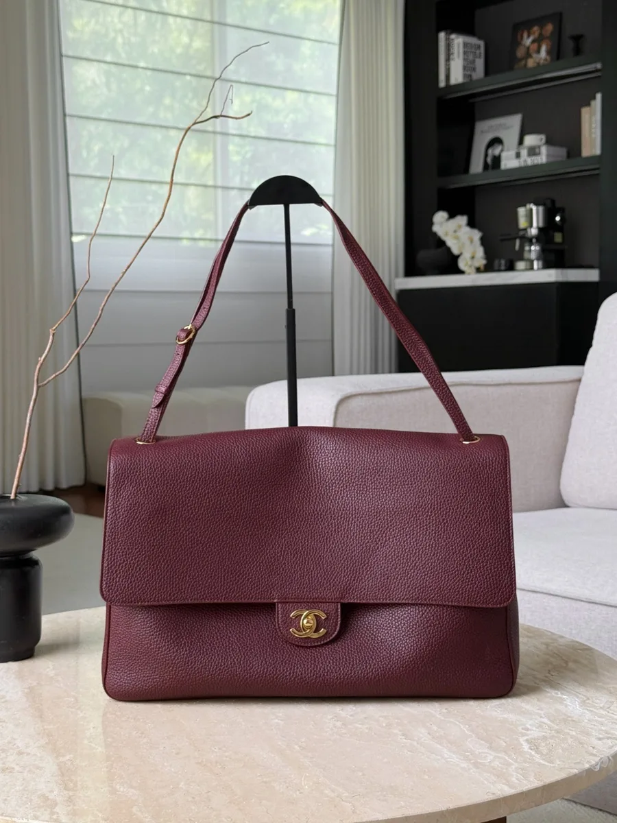 Бордовая сумка на плечо с поднятым кожаным ремнем, вид спереди