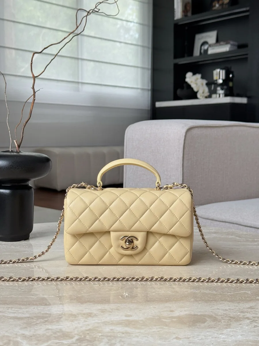 Жёлтая стеганая сумка Chanel Mini Handle с золотистой фурнитурой, вид спереди