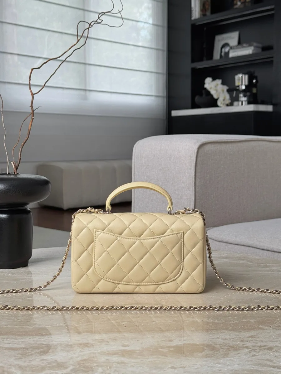 Жёлтая стеганая сумка Chanel Mini Handle, вид сзади с накладным карманом