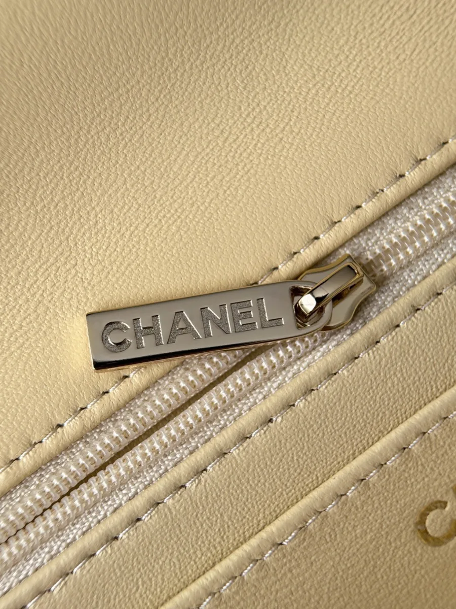 Крупный план молнии внутреннего кармана с гравировкой Chanel на пуллере