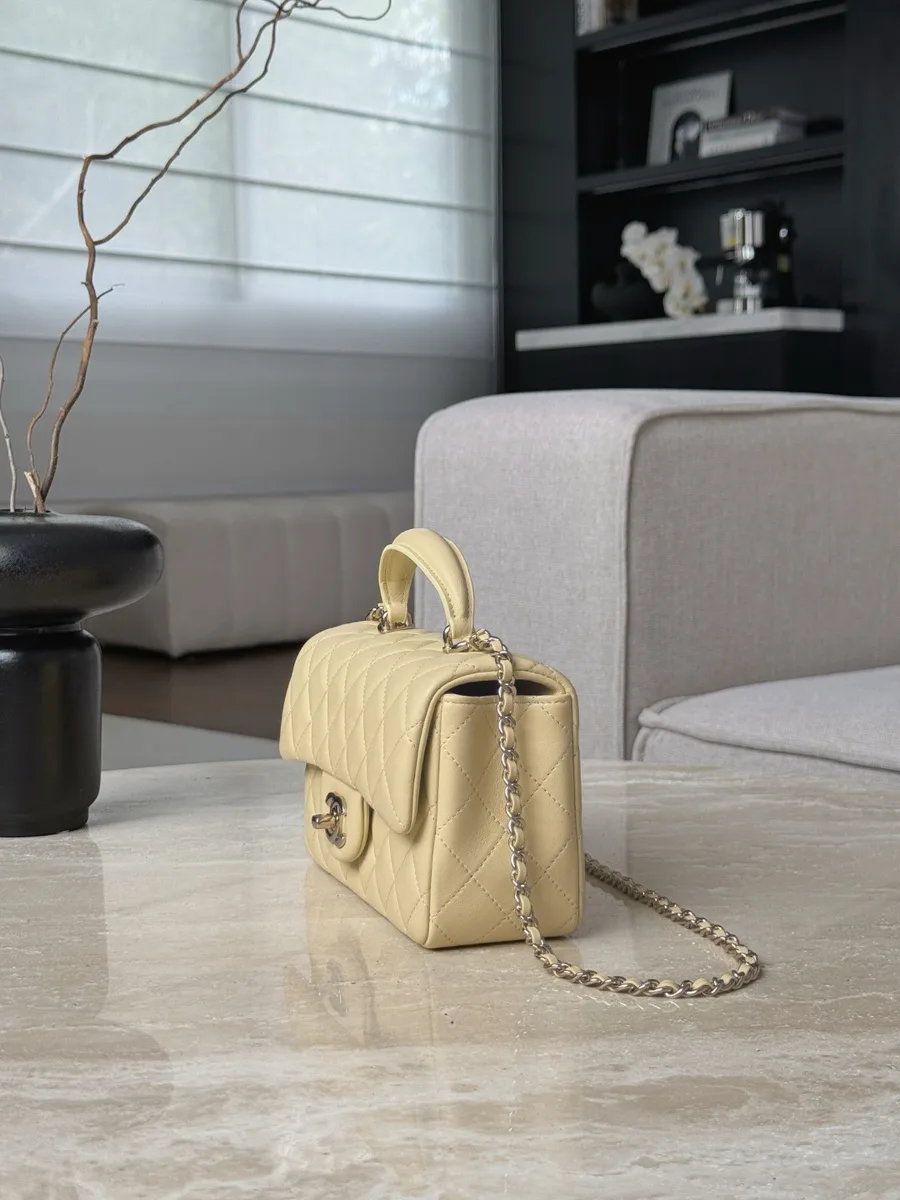 Жёлтая стеганая сумка Chanel Mini Handle, вид сбоку