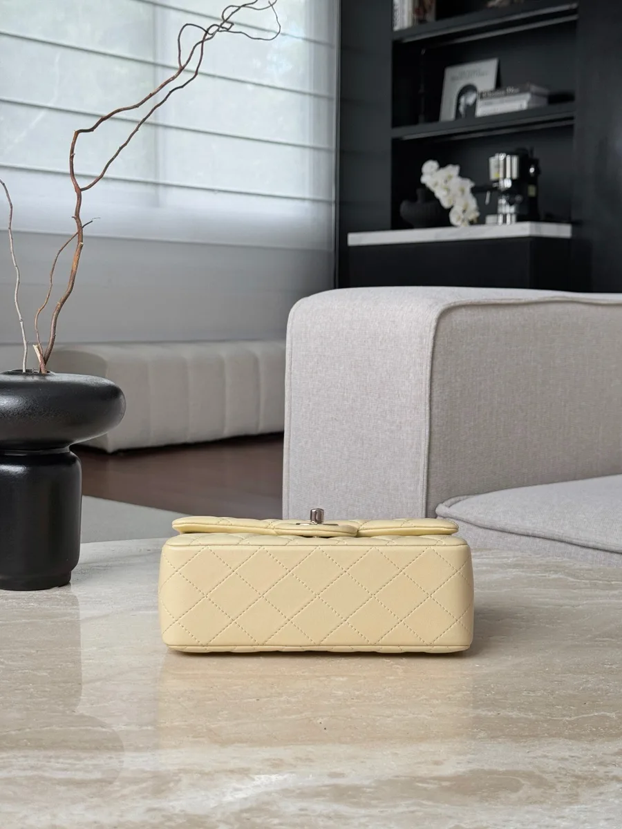 Жёлтая стеганая сумка Chanel Mini Handle, вид снизу