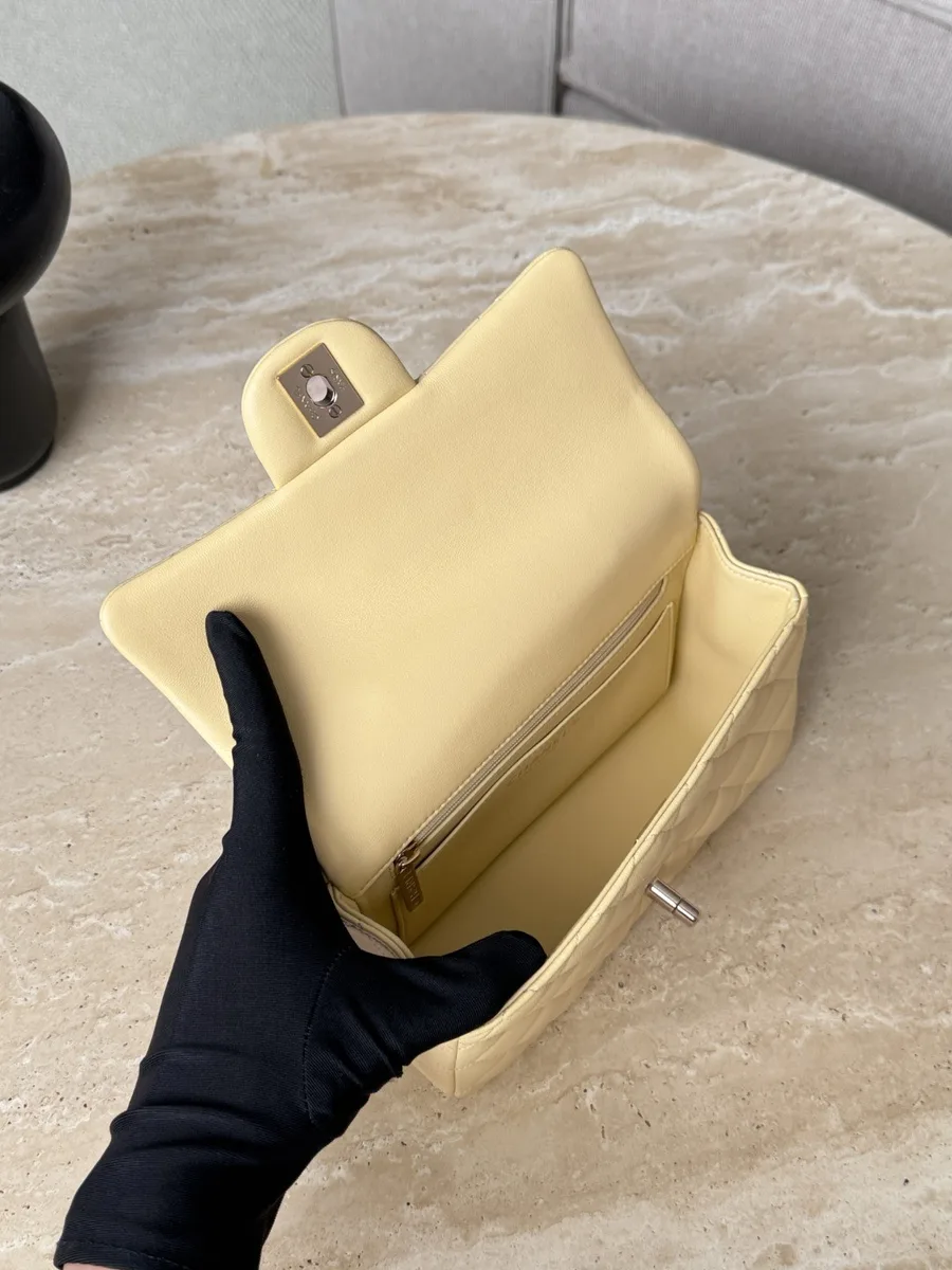 Жёлтая стеганая сумка Chanel Mini Handle с открытым клапаном, вид сверху
