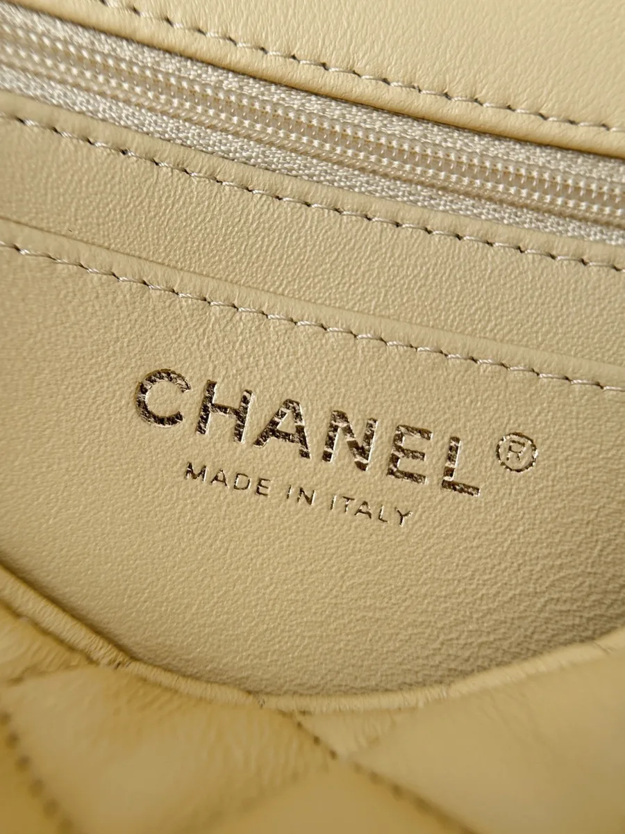 Золотистое тиснение Chanel Made in Italy внутри жёлтой сумки