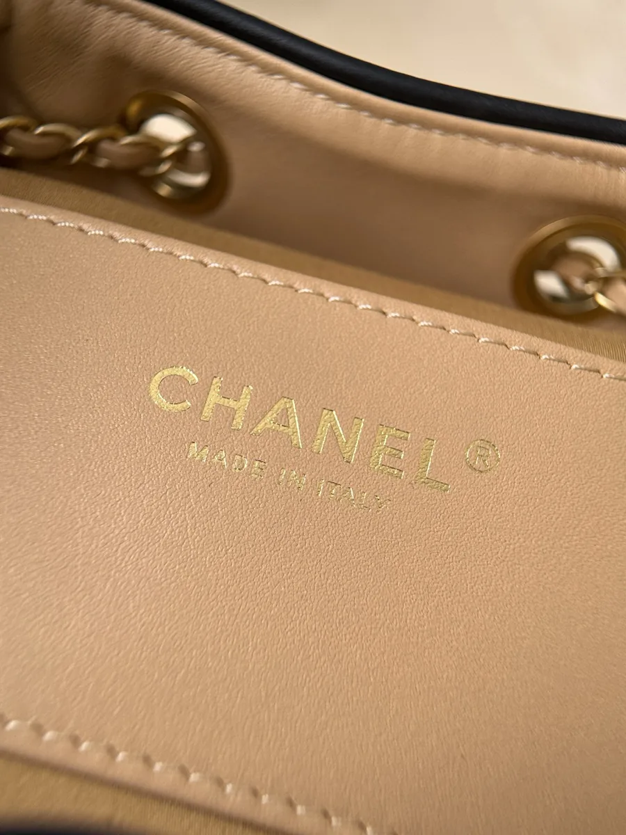 Внутреннее отделение сумки с золотистым тиснением Chanel Made in Italy на коже
