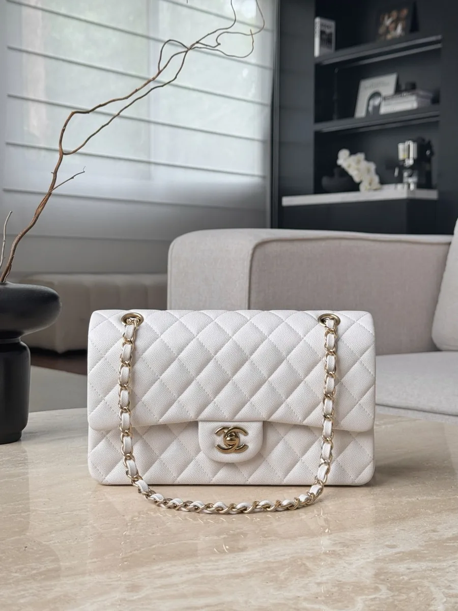 Сумка Chanel Classic Flap 25 из белой зернистой кожи, вид спереди