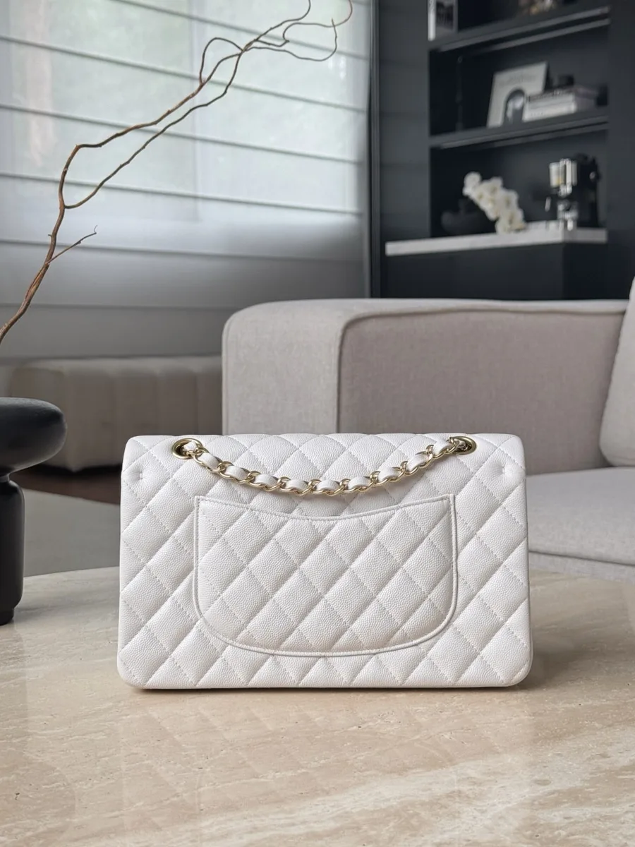 Сумка Chanel Classic Flap 25 из белой зернистой кожи, вид сзади с карманом