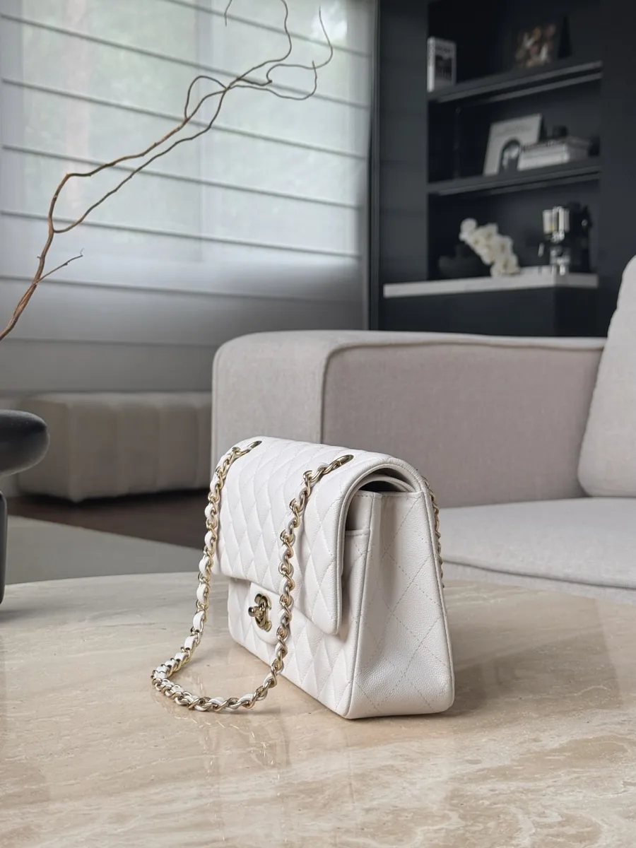 Сумка Chanel Classic Flap 25 из белой зернистой кожи, вид сбоку