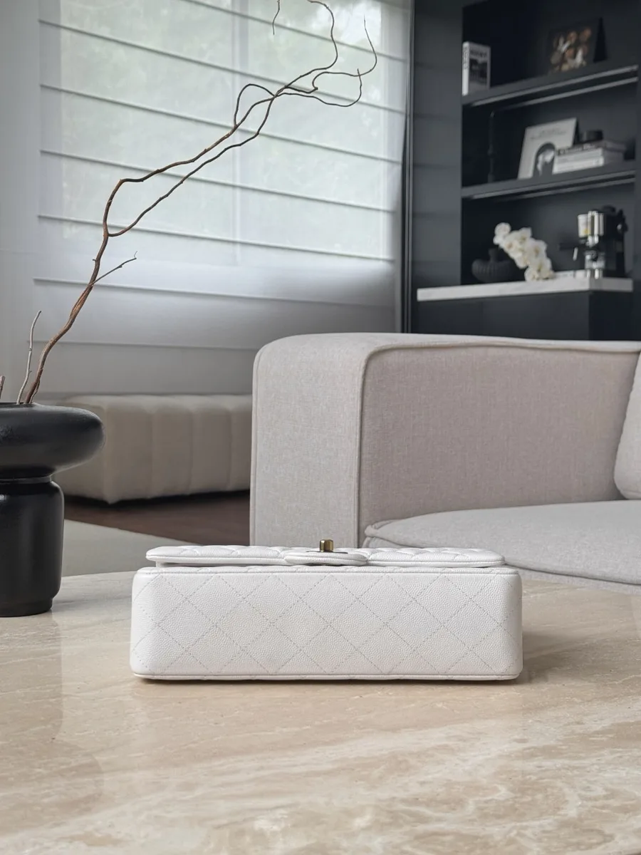 Сумка Chanel Classic Flap 25 из белой зернистой кожи, вид снизу