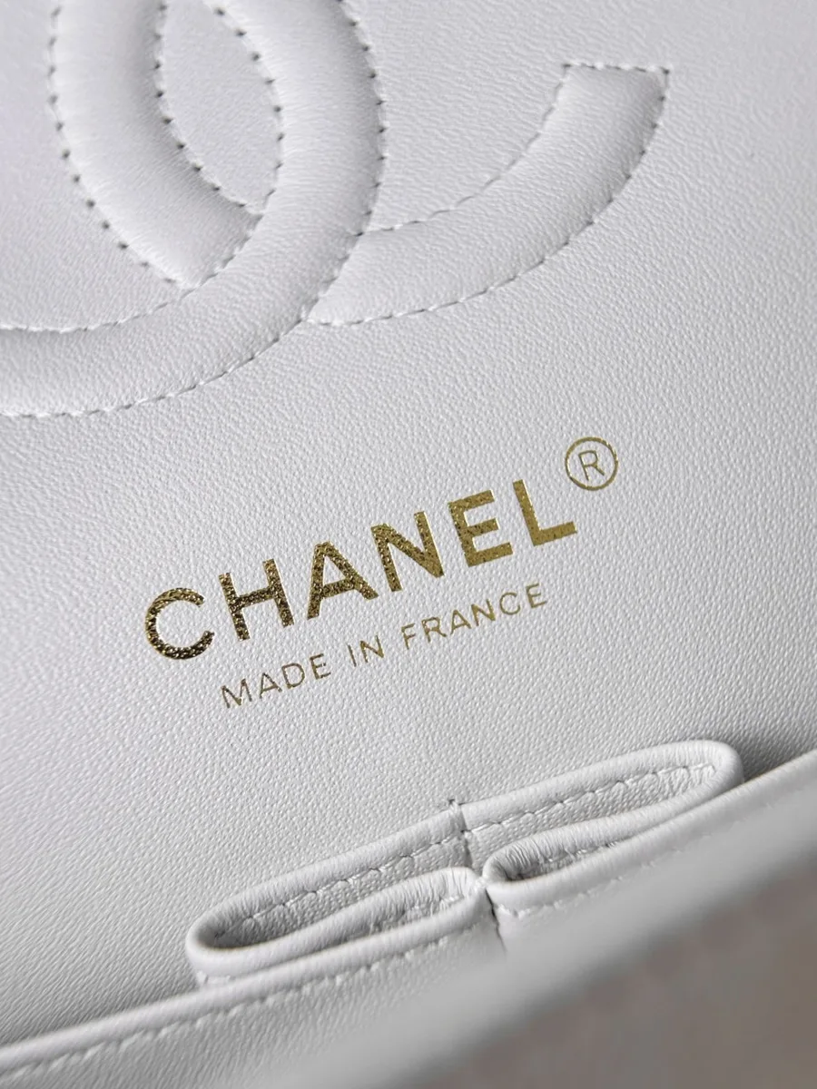 Золотистый логотип Chanel Made in France на внутренней стороне клапана