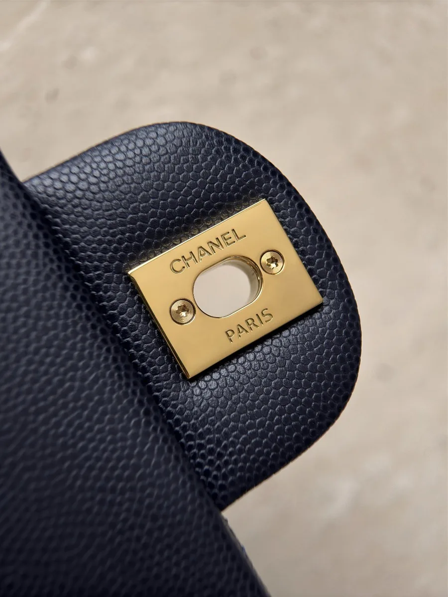 Крупный план внутренней стороны замка с гравировкой Chanel Paris