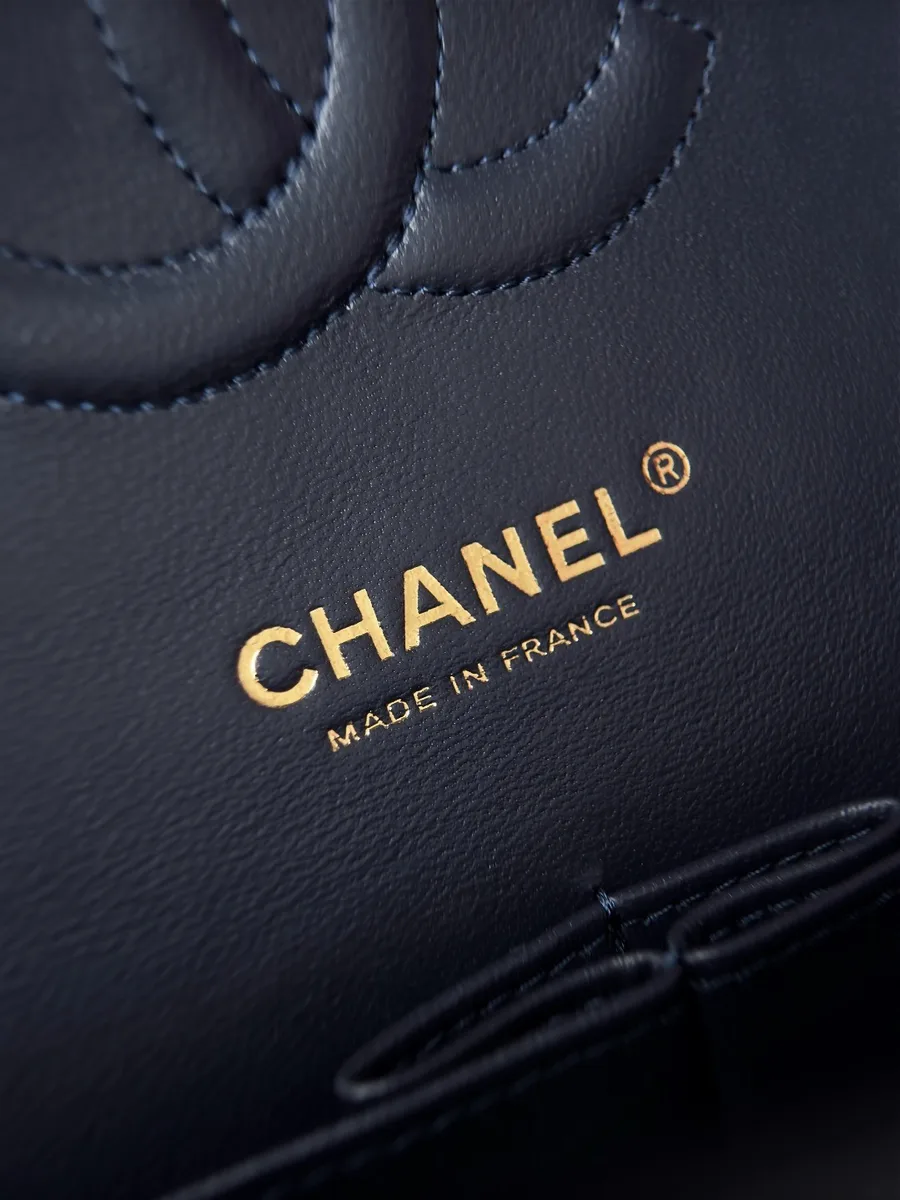 Крупный план золотистого тиснения Chanel Made in France внутри сумки