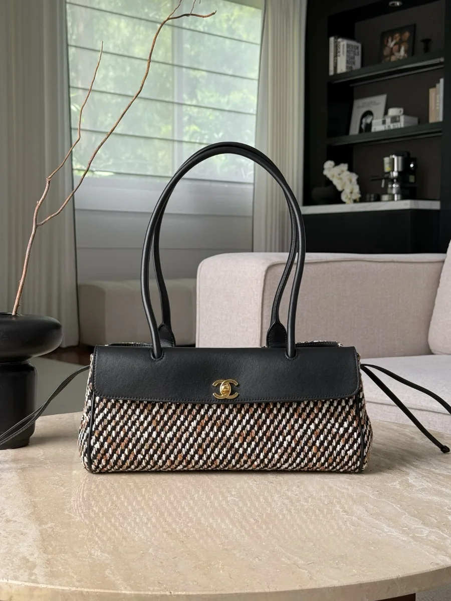 Черно-бежевая сумка Chanel Bowling Bag из твида и кожи, вид спереди